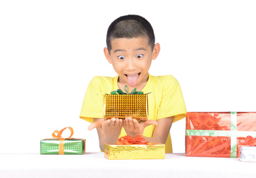 男孩驚訝的捧著禮物盒
