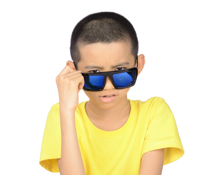 戴著墨鏡的男孩