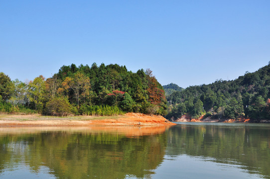 碧水蕩漾