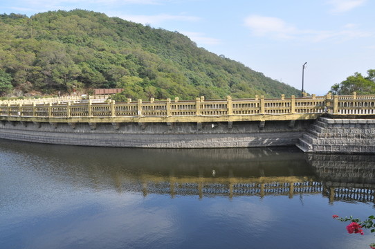 水上攔水大壩