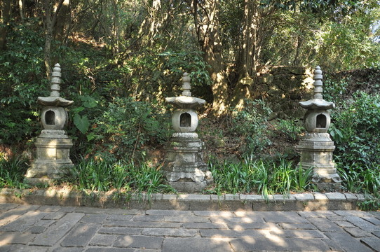 三座小塔