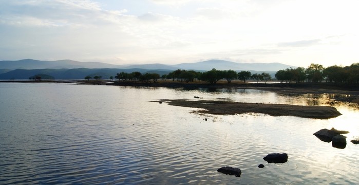 湖泊 遠(yuǎn)山 綠樹 夕陽