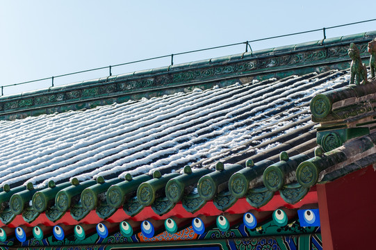 古建房瓦上的積雪