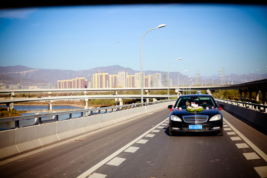 行駛在路上的汽車