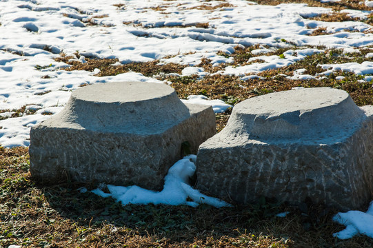 雪地上的石墩