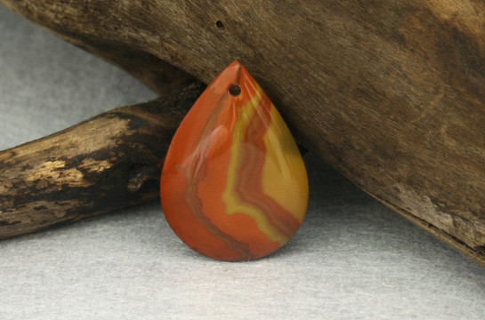 紅黃絲戰(zhàn)國(guó)紅瑪瑙吊墜圖片