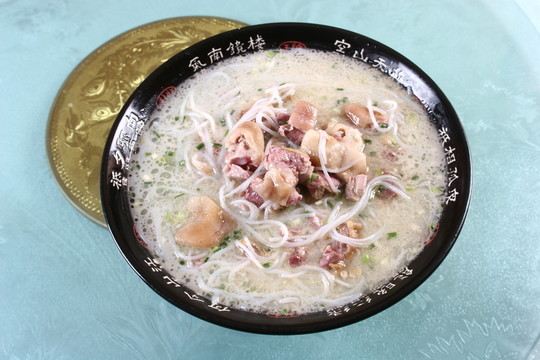 臘豬蹄燉豌豆