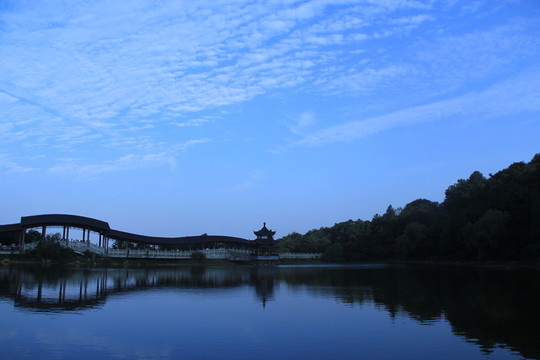長沙岳麓山穿石坡湖