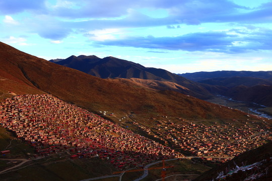 色達(dá)五明佛學(xué)院