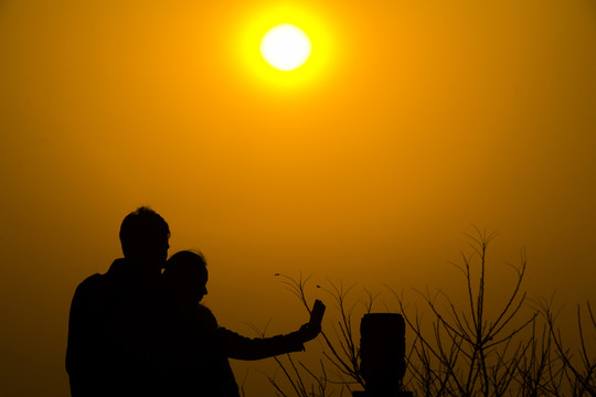 岳麓山山頂情侶擁抱看夕陽(yáng)剪影