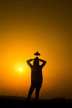 美女人像夕陽剪影