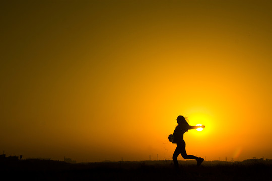 美女人像跑步夕陽剪影