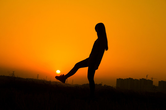 夕陽(yáng)當(dāng)足球踢人像剪影