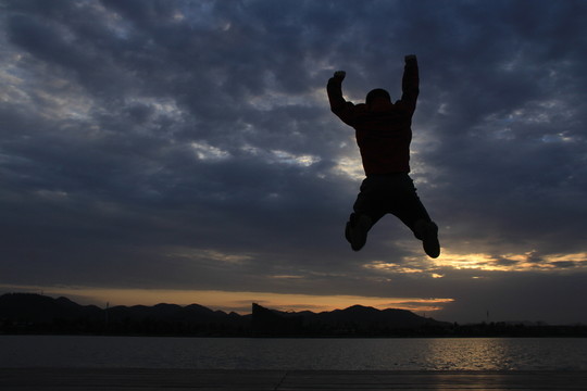 梅溪湖日落夕陽人像跳躍剪影