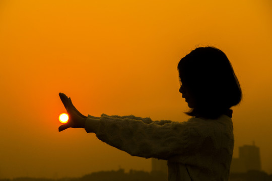 抓夕陽人像剪影