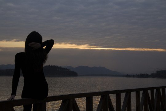 梅溪湖美女人像夕陽剪影