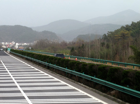 皖南的高速公路與群山