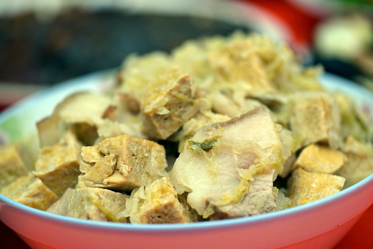 酸菜白肉燉凍豆腐