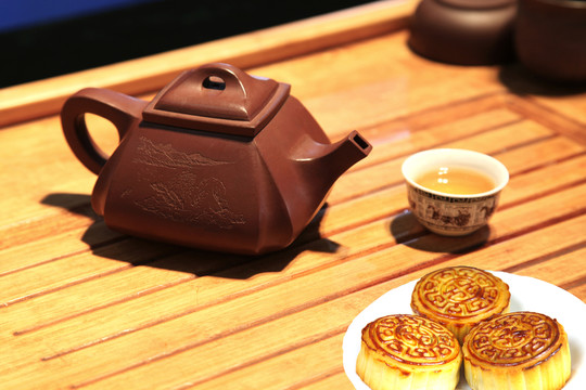 紫砂壺 茶具和月餅