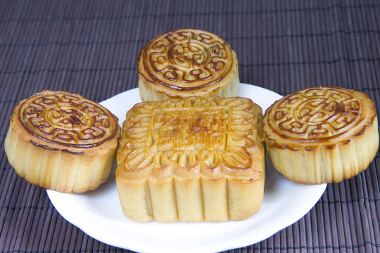 盤子里的月餅