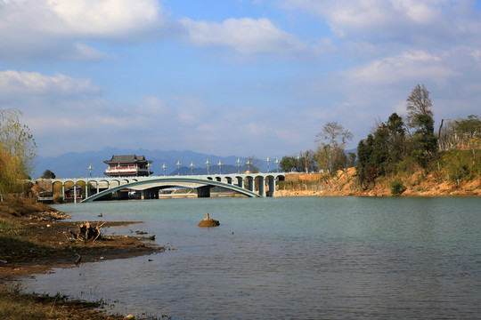 城市 園林 拱橋 藍(lán)天 白云