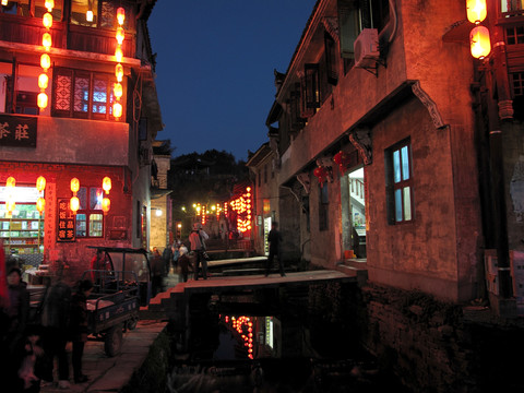 夜幕降臨下的婺源李坑街景