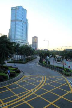 斑馬線與城市高樓