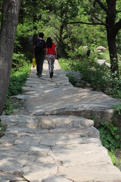 山路上的情侶