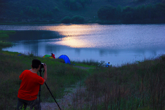 夕陽(yáng)湖邊景