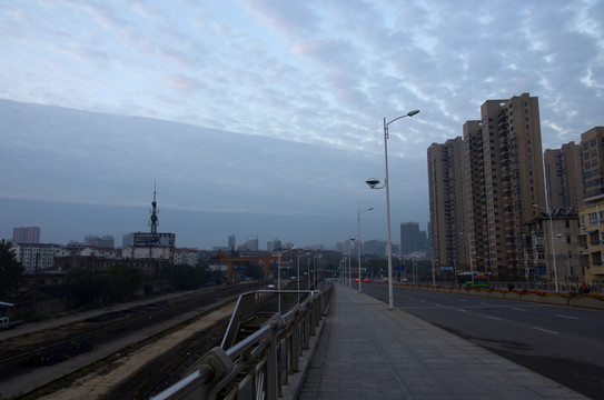 城市上空的云天 鋒面云