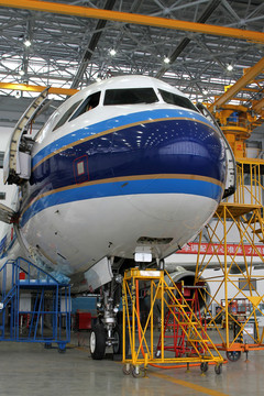 機(jī)庫(kù)中檢修的飛機(jī)