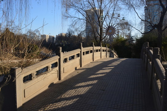 陽(yáng)光下的石橋