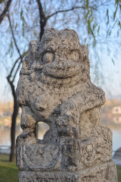 形態(tài)各異的小石獅子