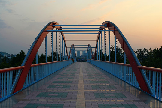 傍晚天橋