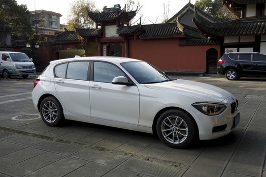 白色轎車