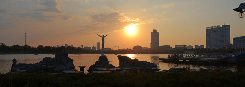 夕陽(yáng)湖畔