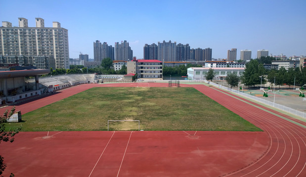 大學(xué)校園運(yùn)動場