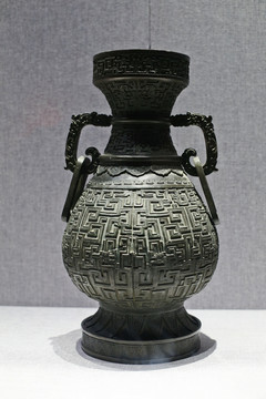 御制銅雕夔龍紋環(huán)耳瓶