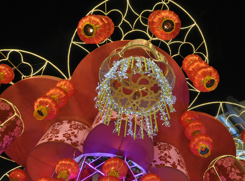 仰拍大紅燈籠