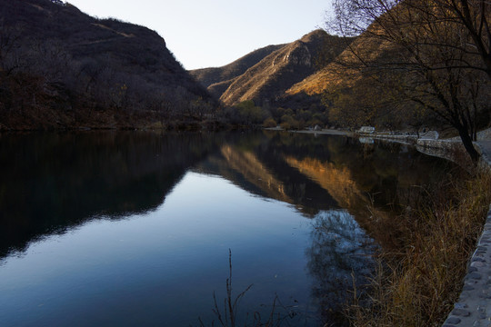 湖畔水長城