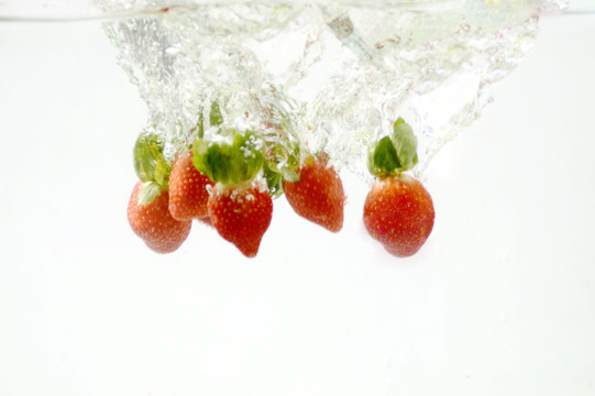 落入水中的草莓水果