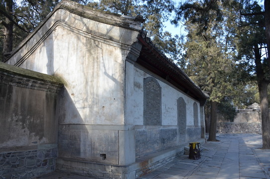 被封上門窗的建筑