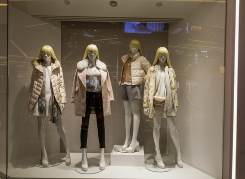 女裝店櫥窗展示