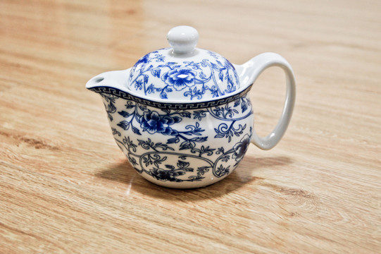 青花茶壺特寫