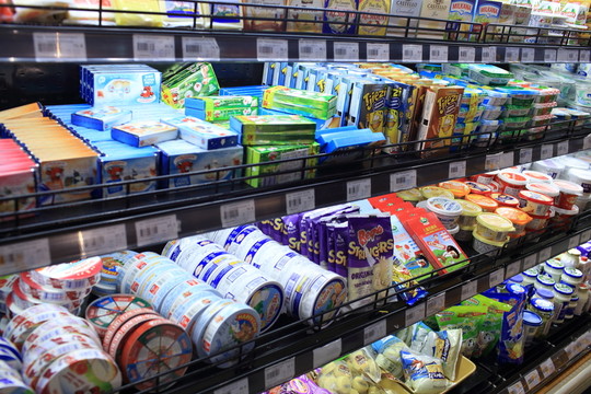 超市奶制品柜臺(tái)