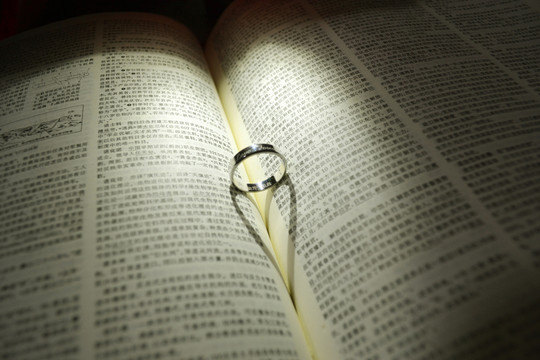 戒指 書本 愛心