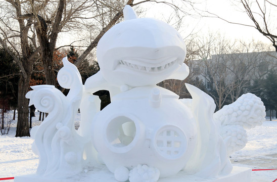 卡通鯊魚雪雕