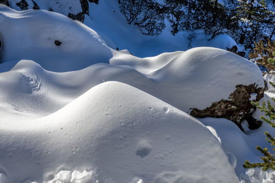 祿勸轎子雪山殘雪