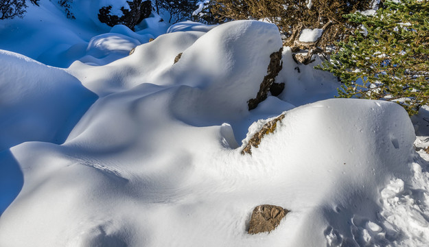 祿勸轎子雪山殘雪