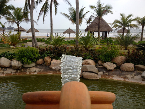 海南三亞文昌海邊的噴泉和綠地